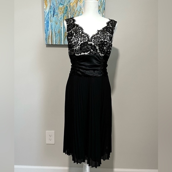 JS Boutique Black Lace Top w Pleated Bottom- Gorgeous Ruched Waist & Side Zipper - Picture 5 of 11